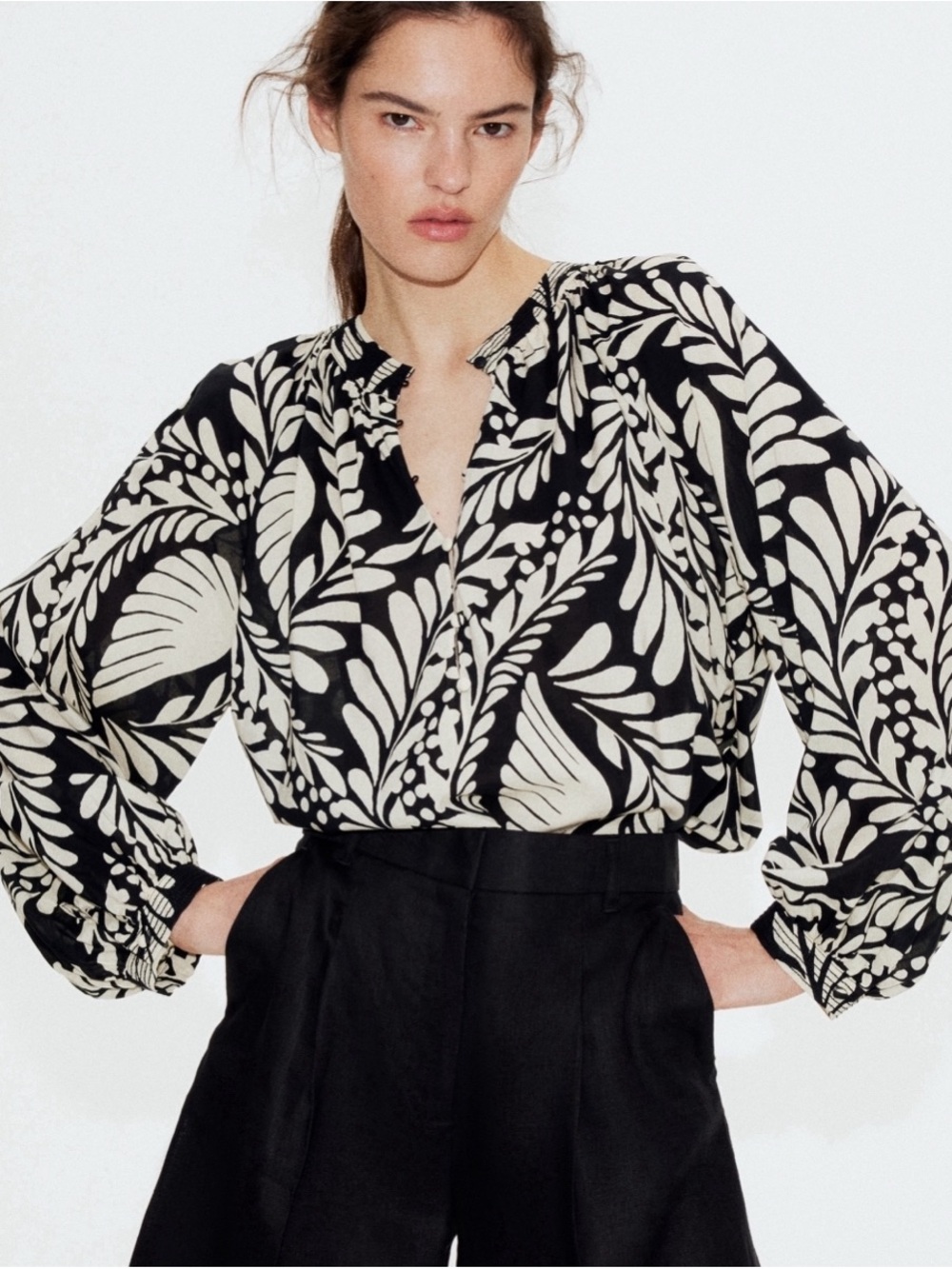 H&M Black and Cream Floral-Print Long-Sleeve Blouse size Sm. NWT
